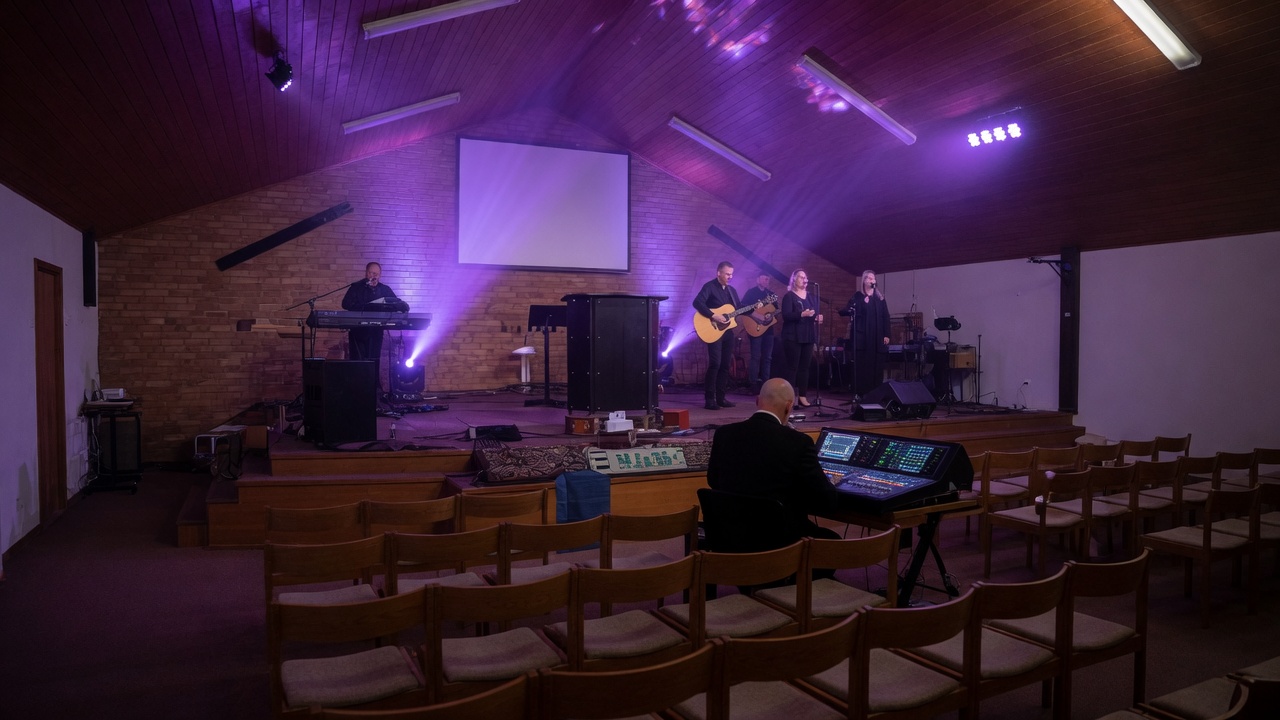 Aanbidding in die saal van AGS Kruis Gemeente Durbanville