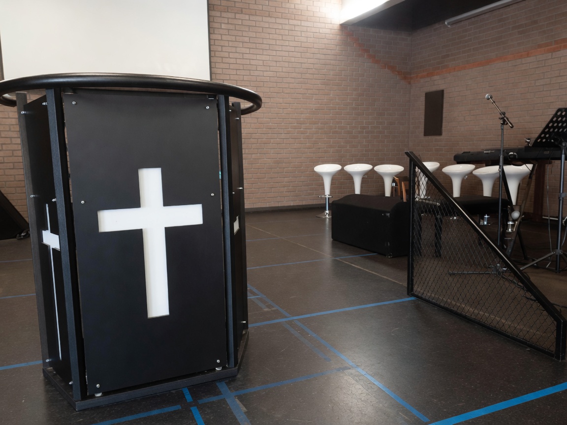 Die preekstoel met die wit kruis